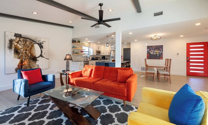 Austin Casa | Private Yard w/ BBQ & Games, Steps to South Congress & Barton Creek | Clarksburg