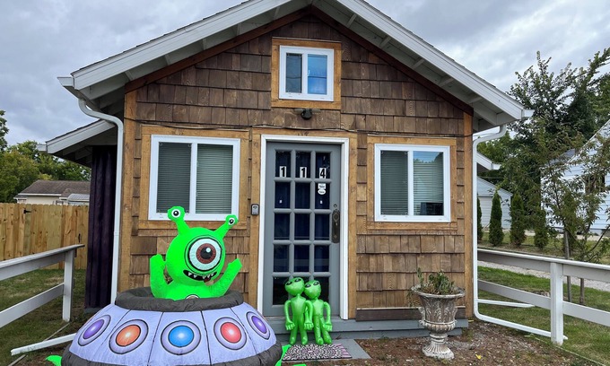 Tawas City Cabaña | Cozy/Romantic/Popcorn & Coffee bar/Couples Painting/Fireplace/3 blks Lake Huron