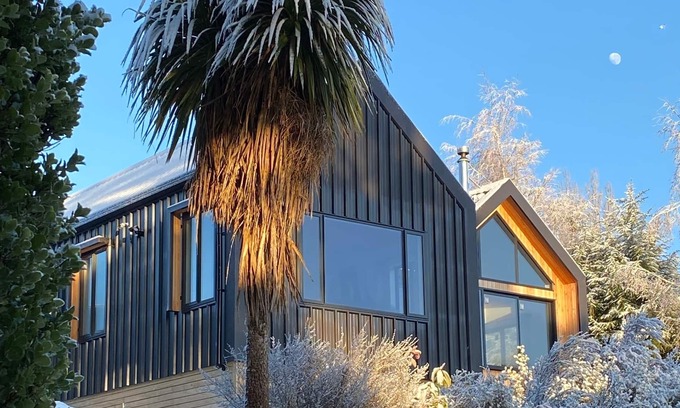 Ohakune Chalet De Esquí | Pukeiti - Designer Mountain Chalet with spa & mountain views