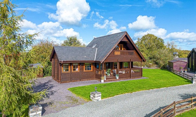 Tenby Cabina | Pumpkin Lodge · Scandi Cabin in Heart of Anglesey with Parking