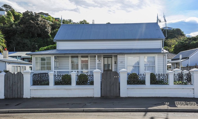Hospital Hill Cabaña | Puriri Downtown Villa - Napier Holiday Home