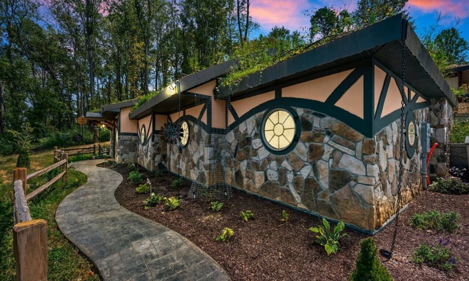 Kodak Alquiler De RV | Quail's Landing – A Hobbit Hole! Kodak, TN, short drive from the Great Smokies!