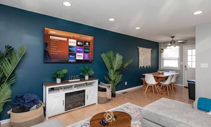 Altoona Casa | Quaint 4bd Home - 3 min to Adventureland & Casino!