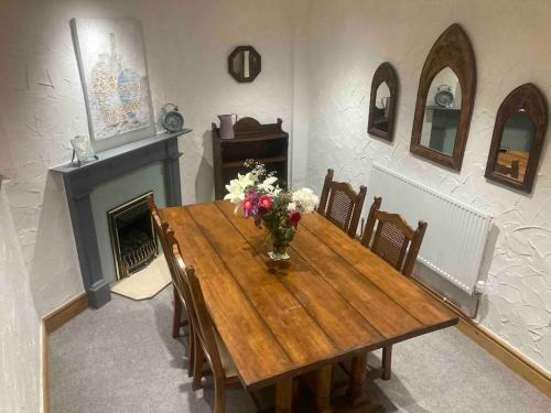 Pentrefelin Casa | Quaint Cottage main street Llandeilo