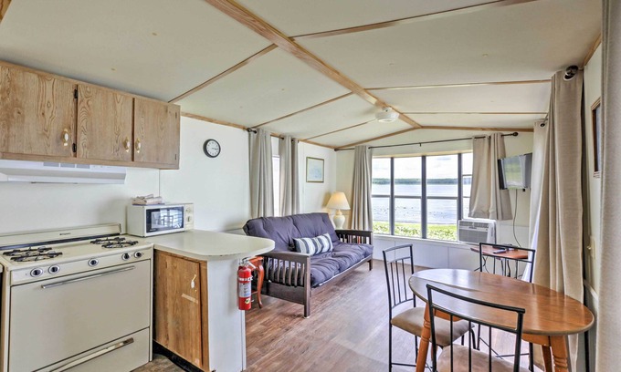 Silver Springs Cabina | Lakefront Silver Springs Cabin, ideal para la pesca!