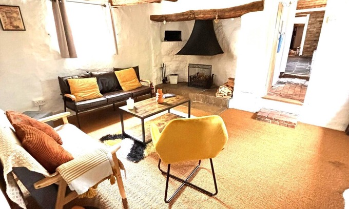 Cuddesdon Cabaña | Quaint, tranquil village cottage set back from road in Long Crendon near Thame