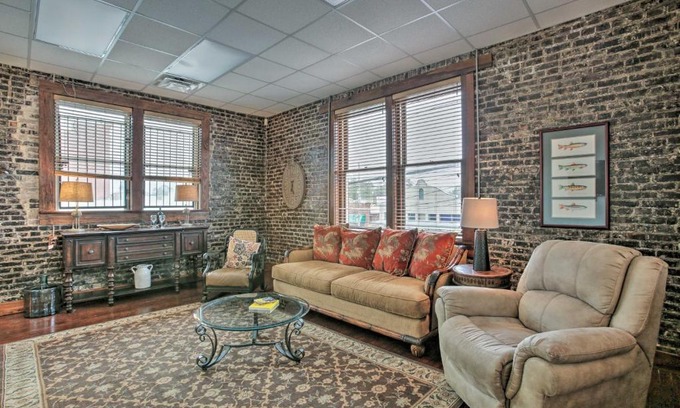 Ponchatoula Apartamento | Quarters Above Courtyard-Near Strawberry Festival!