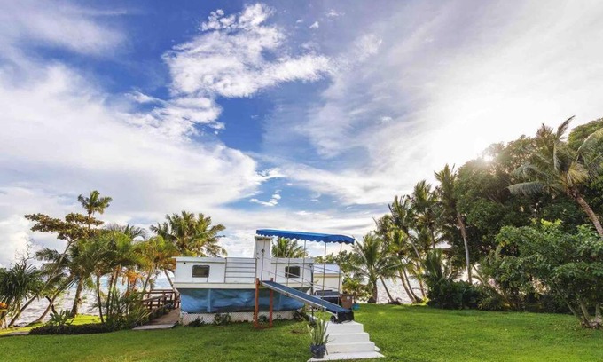 Merizo Casa | Queen Malesso Houseboat
