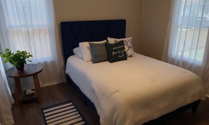 Central City Casa | Quiet and Cozy Cottage -10 minutes from the beach!