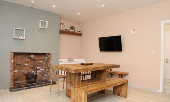 Graig Casa | Quiet cosy terraced house on a pedestrian only street with parking to rear