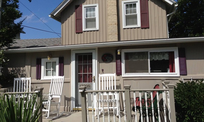 Fancher Cabaña | Cabaña tranquila y acogedora con dos frentes de agua, en el lago Ontario y Johnson's Creek