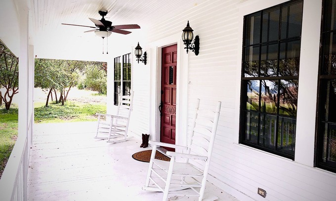 Liberty Hill Otro | Quiet Farmhouse surrounded by 50 acres