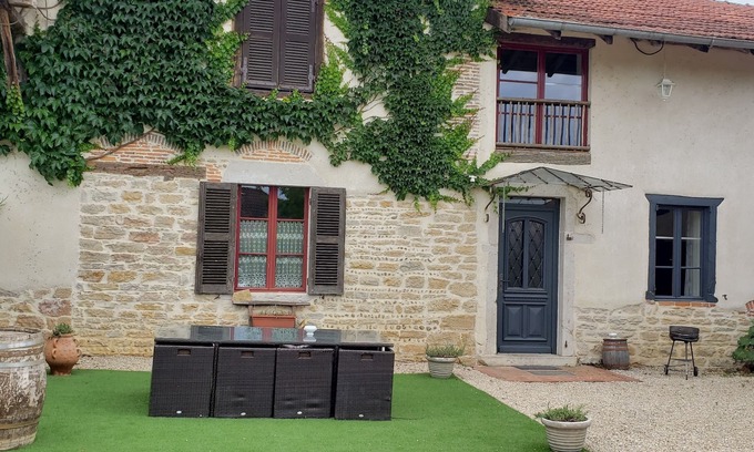 Foissiat Casa | Quiet gîte close to footpaths and mountain bike trails