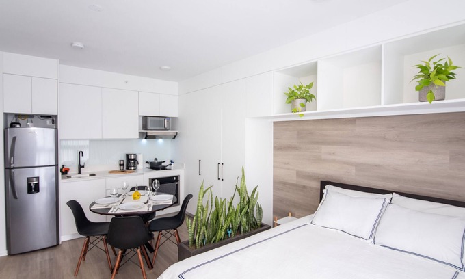 Barrio Escalante Casa | Quiet Gorgeous Queen Bed Studio + Jacuzzi