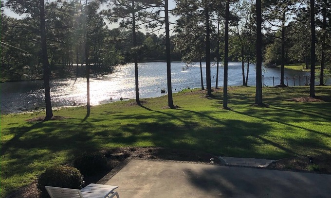 Jesup Casa | Quiet lake front property in peaceful neighborhood setting.