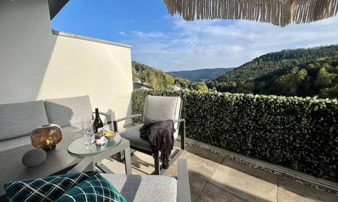 Bad Herrenalb Apartamento | Vida tranquila en la Selva Negra con vistas panorámicas.