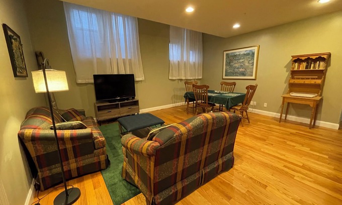 Albany Apartamento | Minimum 6 weeks. Quiet spacious apartment with WiFi and cable included in rent.