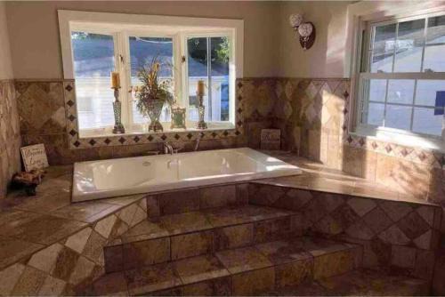 Iron Mountain Villa | Quiet, Upscale 3 bedroom close to town