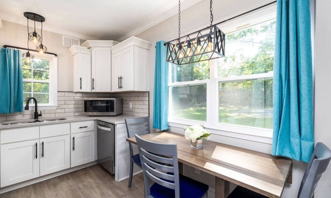 High Point Apartamento | Quietude Place · Stylish 2 Bedroom House with Full Kitchen near HPU