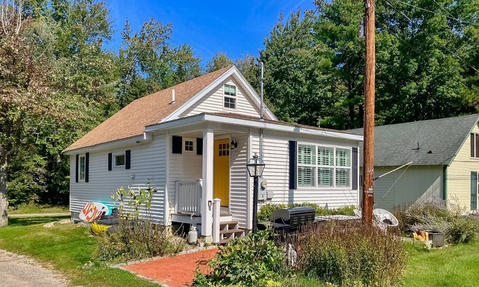 Meredith Cabaña | Quintessential lakeside cottage with swimming, picnic tables, & mountain view