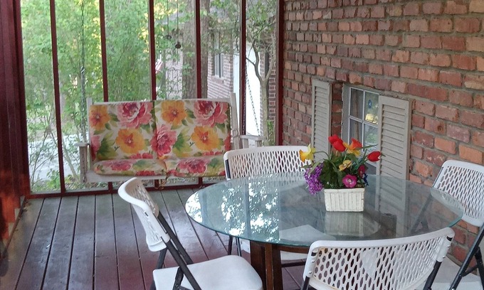 Forest Park Apartamento | Quite cozy two bedroom one bath private leisure get a way....