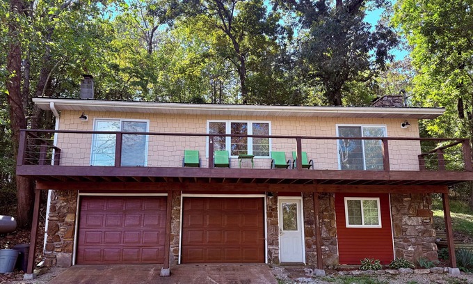 Mammoth Spring Casa | R&R cabin is a cozy 2-bedroom house in Mammoth Spring with a Spring River view!