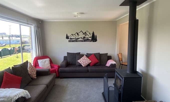 Raetihi Casa | RAETIHI HEIGHTS LODGE - RAETIHI HOLIDAY HOME in Raetihi