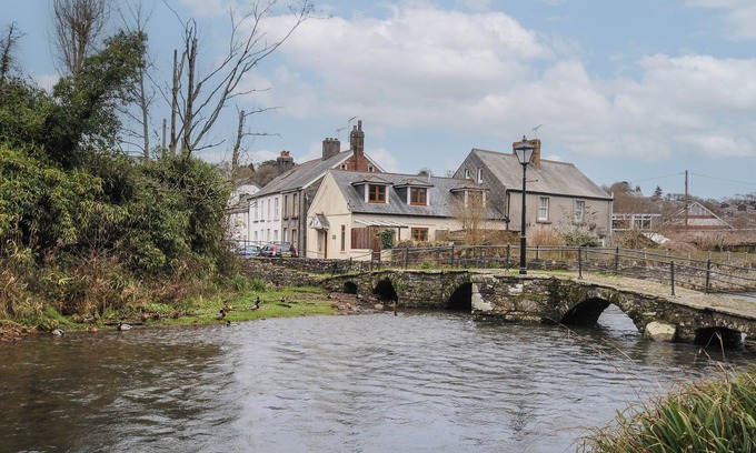 Launceston Cabaña | RAINBOWS END, with a garden in Launceston