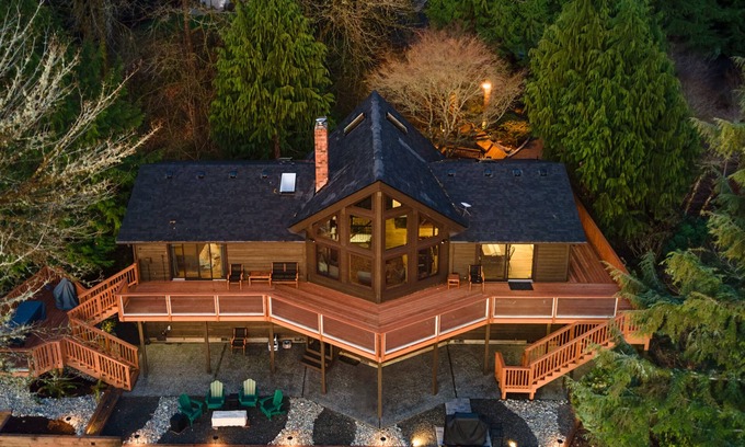 Olympia Casa | Rainier View Waterfront Retreat - Sleeps up to 15