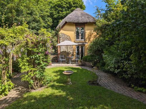 Holsworthy Casa | Raleigh Cottage - Thatched one bedroom cottage