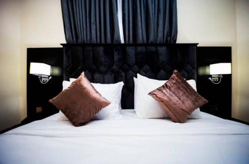 Ota Hotel | Ralphnest Suite & Lounge Limited