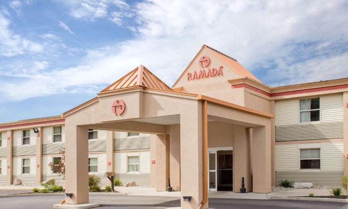 Angola Hotel | Ramada by Wyndham Angola/Fremont Area
