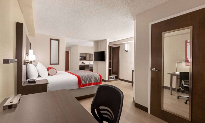 Airport North Hotel | Ramada by Wyndham Suites Orlando Airport