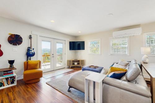 Clyde Casa | Raven Haven