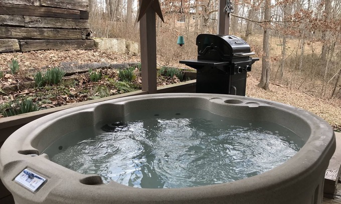 Glouster Cabaña | Ravine Trail Cabin at Burr Oak State Park, Drive in, Hike in, Boat in, Sleep in!