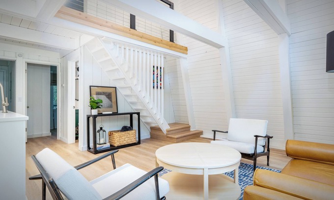 Harbor Springs Cabina | Recently Re-Furbished Luxury 3-bedroom Cabin in Harbor Springs SKi & SUN