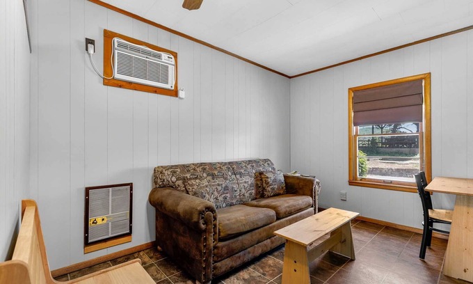 Jenkins Cabina | Red Cedar Cabin - Bring Your Boat, Enjoy The Swim Dock, Kayaks, Pool, and Views! | 5