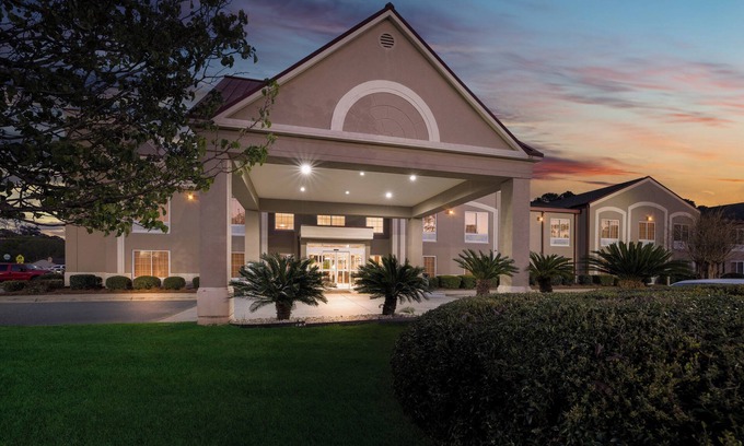 Albany Hotel | Red Roof Inn & Suites Albany, GA