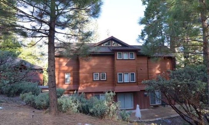 Arnold Casa | Cabaña vikinga roja en Arnold