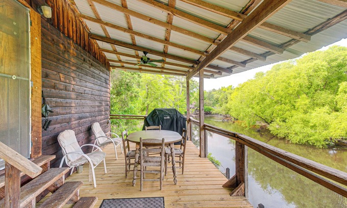 Reidsville Cabina | Reidsville Riverfront Cabin w/ Deck & BBQ Grill!