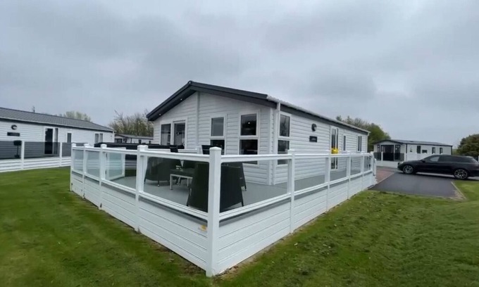 Skegness Cabina | Relax at our lodge with a hot tub and breathtaking views your perfect escape!