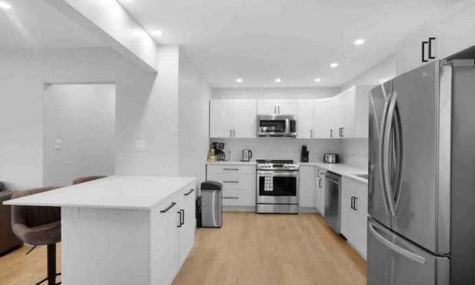 Peterborough Casa | Relax in Style: Modern Renovated Home in a Peaceful Tranquil Neighbourhood