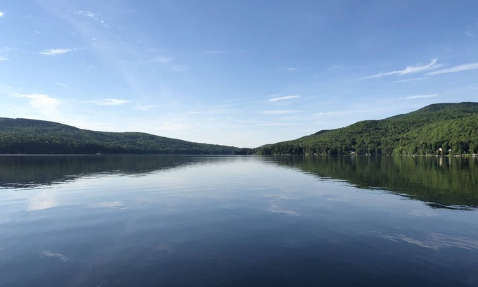 Mount Sunapee Casa | Relájese con la familia en esta histórica cabaña frente al lago con casa de botes y muelle