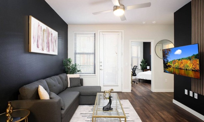 Near East Side Apartamento | Relaxing 1BR w Gym & Parking Near Rvrwalk & Dome