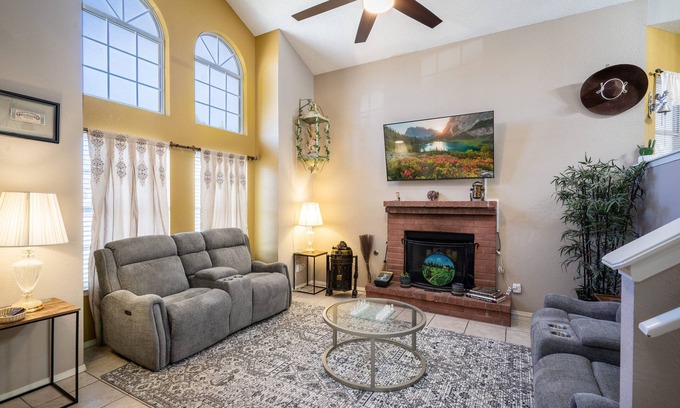 Northeast El Paso Casa | RELAXING 4 BDR HACIENDA W/ FUTURISTIC SHOWERS