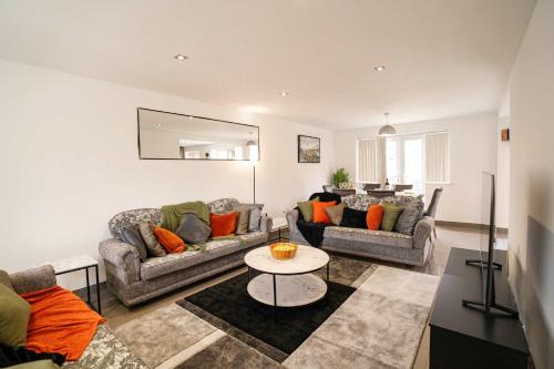 Acresford Casa | Relaxing 5BDR Retreat Hot Tub