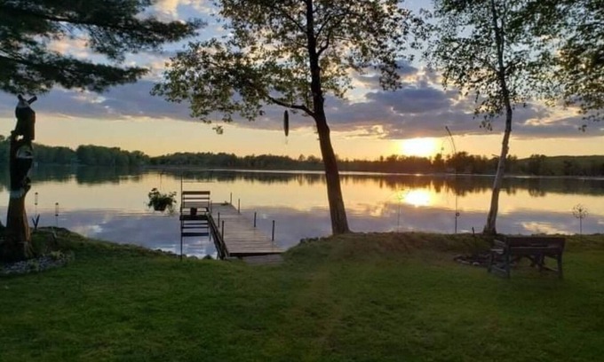 Iola Cabina | Relaxing Cottage Steps From the Lake