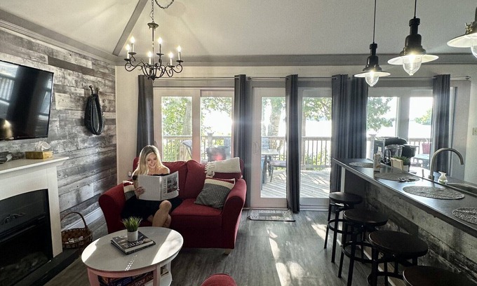 Fenelon Falls Casa | Relaxing Farmhouse Escape