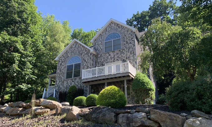 Sybertsville Casa | Relaxing home on wooded hillside lot in Eagle Rock Resort - E. R. Owners Only