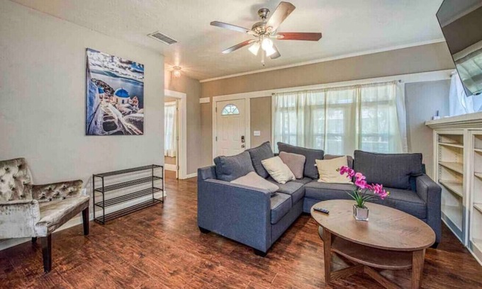 Tower District Casa | 605 N Poplar Ave · 2 King Beds! Fantastic Stylish Bungalow home!❤️??